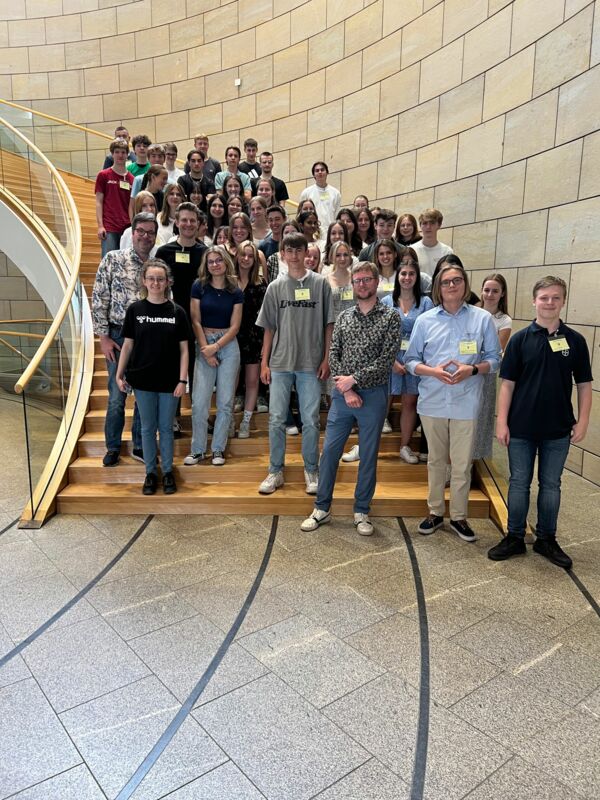 Die Teilnehmer:innen der Exkursion in den Landtag stehen auf einer Treppe im Landtag in Düsseldorf.