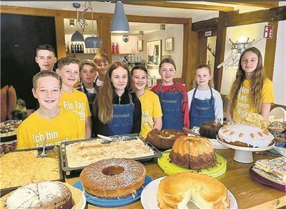 Teilnehmer:innen der Aktion Tagwerk im Gasthaus Stromberg beim Kuchenverkauf