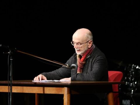 Ein Mann liest aus den Halle Protokollen vor.