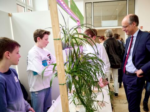 Die Schüler des Theodor-Heuss-Gymnasiums stellen Staatssekretär Dr. Urban Mauer aus dem NRW-Ministerium für Schule und Bildung ihr Projekt „Vertical Gardening“ vor.