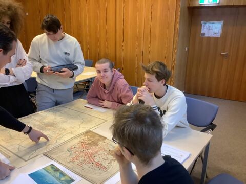 Schüler:innen arbeiten am Kartenmaterial des Landesarchivs in Münster.